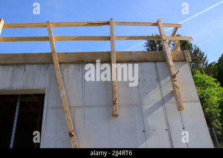 Geländer auf einer Baustelle, um die Arbeiter vor dem Sturz zu schützen Stockfoto