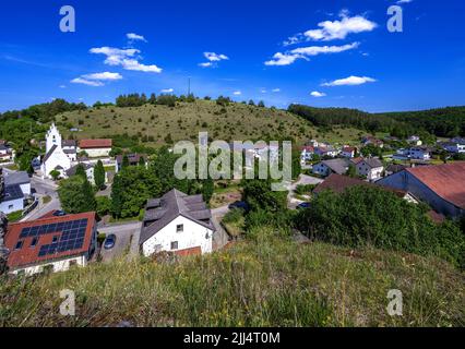 Luftaufnahme vom Kirchberg über das Dorf Pfünz in Bayern Stockfoto