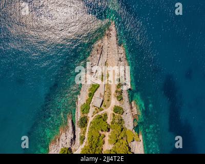 Malerisches Meer Adriaküste von Montenegro. Türkisfarbenes Mittelmeer und felsige Küste mit immergrünen Nadelbäumen. Wunderschöne Sommerlandschaft Stockfoto