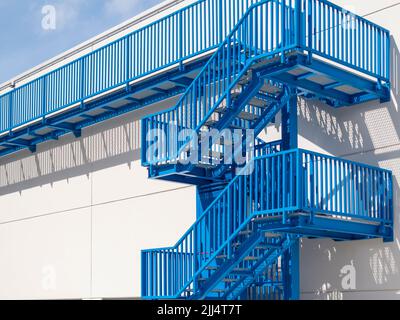 Blauer Notausflucht in einem Industriegebäude Stockfoto