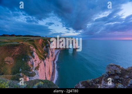 Sonnenuntergang über den schönen Klippen der Normandie von Etretat Stockfoto
