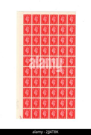 Ein Block von roten George VI Mint Vintage GB-Marken auf weißem Hintergrund. Stockfoto