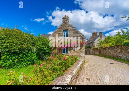 Typische Steinhäuser im bretonischen Dorf Locronan (Frankreich) Stockfoto