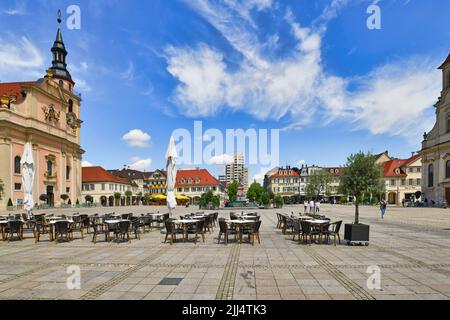 Ludwigsburg, Deutschland - Juli 2022: Marktplatz mit leeren Restauranttischen im Freien Stockfoto