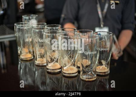 Leere Guinness-Gläser in der Gravity Bar, Guinness Storehouse, Dublin, Irland Stockfoto