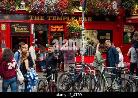 Temple Bar Dublin oder Barra an Teampaill geschäftige Stadtszene mit Touristen an der berühmten beliebten Stelle in Temple Lane, Dublin, Irland Stockfoto