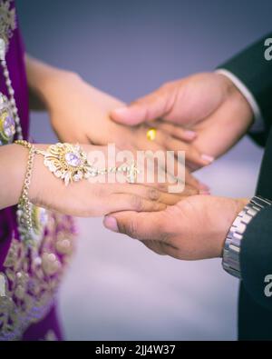 Das Brautpaar hält die Hände der Braut. Konzept des Beginns der neuen Reise. Stockfoto