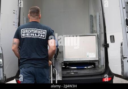 Berlin, Deutschland. 23.. Juli 2022. Forensik-Mitarbeiter laden eine Leiche aus einer Wohnung in einem Mehrfamilienhaus in der Singerstraße in ihr Fahrzeug. Die Leiche wurde in einer Wohnung in Berlin-Friedrichshain entdeckt. Die Mordkommando begann Ermittlungen. Quelle: Paul Zinken/dpa/Alamy Live News Stockfoto