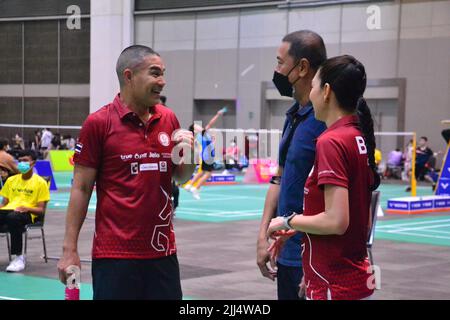 23.. Juli 2022. Khemanit Jamikorn, (rechts), der gewöhnlich als 'Pancake' (Thai: เขมนิจ จามิกรณ์) bekannt ist, ist eine thailändische TV-Schauspielerin, Sängerin und Model. Sie gewann den Thai Supermodel Contest 2004 und später Model of the World 2004 in China. Ihr Mann ist auf der linken Seite und ein weiterer Mann in der Mitte. Das Event ist das Tischtennis- und Badminton-Sportevent „BBG Princess Cup 2022“, bei dem die Teilnehmer in der Royal Paragon Hall, Siam Paragon Shopping Center, Pathumwan District, Bangkok, Thailand, Asien um den Pokal ihrer Königlichen Hoheit Prinzessin Maha Chakri Sirindhorn kämpfen. Stockfoto