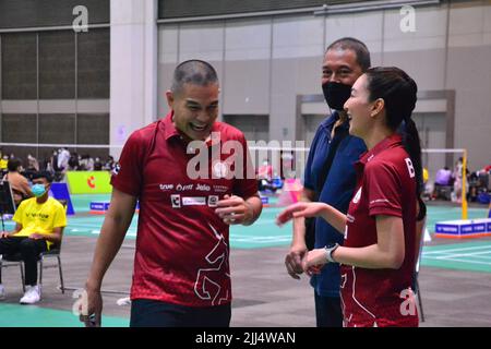 23.. Juli 2022. Khemanit Jamikorn, (rechts), der gewöhnlich als 'Pancake' (Thai: เขมนิจ จามิกรณ์) bekannt ist, ist eine thailändische TV-Schauspielerin, Sängerin und Model. Sie gewann den Thai Supermodel Contest 2004 und später Model of the World 2004 in China. Ihr Mann ist auf der linken Seite und ein weiterer Mann in der Mitte. Das Event ist das Tischtennis- und Badminton-Sportevent „BBG Princess Cup 2022“, bei dem die Teilnehmer in der Royal Paragon Hall, Siam Paragon Shopping Center, Pathumwan District, Bangkok, Thailand, Asien um den Pokal ihrer Königlichen Hoheit Prinzessin Maha Chakri Sirindhorn kämpfen. Stockfoto