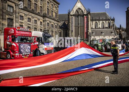 Amsterdam, Niederlande. 23.. Juli 2022. Amsterdam, Niederlande. 23.. Juli 2022. 2022-07-23 10:34:56 AMSTERDAM - die ersten Lastwagen und Traktoren sind am Damm angekommen. Sympathisanten der Aktionsgruppe Nederland in Verzet werden auf dem Dam-Platz demonstrieren, um Bauern, Fischer und Trucker zu unterstützen. ANP RAMON VAN FLYMEN netherlands Out - belgium Out Credit: ANP/Alamy Live News Credit: ANP/Alamy Live News Stockfoto