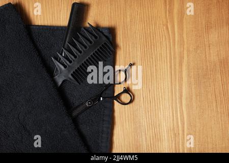 Nahaufnahme Schere, combes, Bürsten, professionelle Werkzeuge von Friseur. Barbier Shop Ausrüstung Set isoliert auf Holztisch Hintergrund. Professionelle Stockfoto