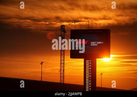 Le Castellet, Frankreich . 22.. Juli 2022. Circuit Atmosphäre - Sonnenuntergang. Großer Preis von Frankreich, Freitag, 22.. Juli 2022. Paul Ricard, Frankreich. Quelle: James Moy/Alamy Live News Stockfoto