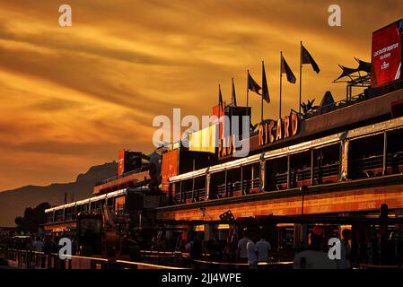 Le Castellet, Frankreich . 22.. Juli 2022. Atmosphäre auf dem Circuit - Pits bei Sonnenuntergang. Großer Preis von Frankreich, Freitag, 22.. Juli 2022. Paul Ricard, Frankreich. Quelle: James Moy/Alamy Live News Stockfoto