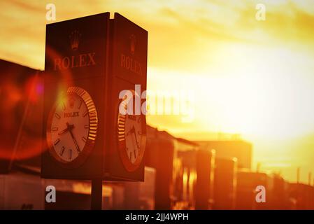 Le Castellet, Frankreich . 22.. Juli 2022. Atmosphäre auf der Rennstrecke - Rolex Uhr bei Sonnenuntergang. Großer Preis von Frankreich, Freitag, 22.. Juli 2022. Paul Ricard, Frankreich. Quelle: James Moy/Alamy Live News Stockfoto
