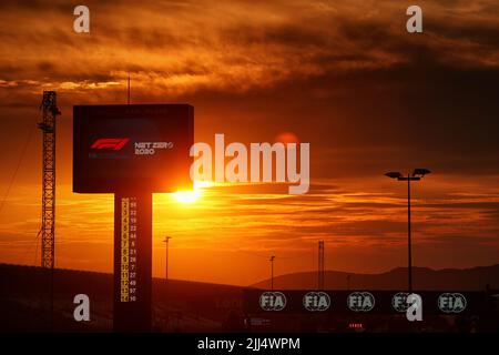 Le Castellet, Frankreich . 22.. Juli 2022. Circuit Atmosphäre - Sonnenuntergang. Großer Preis von Frankreich, Freitag, 22.. Juli 2022. Paul Ricard, Frankreich. Quelle: James Moy/Alamy Live News Stockfoto