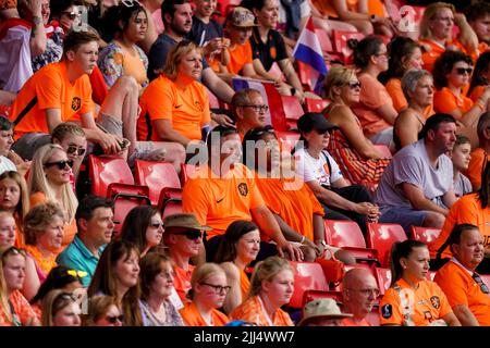 SHEFFIELD, GROSSBRITANNIEN - 17. JULI: Fans und Unterstützer der Niederlande während des Spiels der Gruppe C - UEFA Women's EURO 2022 zwischen der Schweiz und den Niederlanden in der Bramall Lane am 17. Juli 2022 in Sheffield, Großbritannien (Foto: Joris Verwijst/Orange Picles) Stockfoto