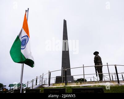 Darjeeling, Westbengalen, Indien. 22.. Juli 2022. Jedes Jahr feiert Indien am 22. Juli den Tag der Nationalflagge, so wie es an diesem Tag war, an dem die Trikolore 1947 in ihrer jetzigen Form als indische Nationalflagge angenommen wurde. Dieses Foto der Nationalflagge Indiens wurde am Batasia Loop war Memorial in Darjeeling aufgenommen. Das war Memorial wurde 1995 eröffnet, um an die Gorkha-Soldaten der Darjeeling Hills zu erinnern, die ihr Leben in verschiedenen Kriegen nach Indiens Unabhängigkeit geopfert haben. Kredit: ZUMA Press, Inc./Alamy Live Nachrichten Stockfoto