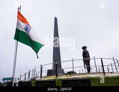 Darjeeling, Westbengalen, Indien. 22.. Juli 2022. Jedes Jahr feiert Indien am 22. Juli den Tag der Nationalflagge, so wie es an diesem Tag war, an dem die Trikolore 1947 in ihrer jetzigen Form als indische Nationalflagge angenommen wurde. Dieses Foto der Nationalflagge Indiens wurde am Batasia Loop war Memorial in Darjeeling aufgenommen. Das war Memorial wurde 1995 eröffnet, um an die Gorkha-Soldaten der Darjeeling Hills zu erinnern, die ihr Leben in verschiedenen Kriegen nach Indiens Unabhängigkeit geopfert haben. Kredit: ZUMA Press, Inc./Alamy Live Nachrichten Stockfoto