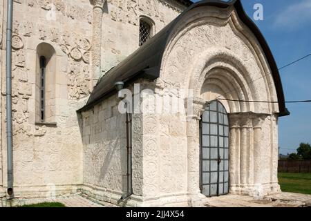 Jurjew-Polsky, Russland - 10. August 2021: Weiße Steinschnitzerei an den Wänden der St. George's Cathedral. Jurjewski Kreml (Erzengel-Michailowski Jurjews Stockfoto