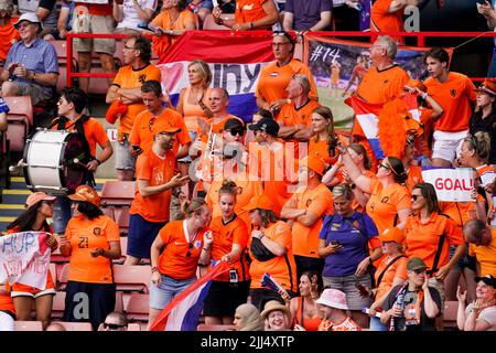 SHEFFIELD, GROSSBRITANNIEN - 17. JULI: Fans und Unterstützer der Niederlande während des Spiels der Gruppe C - UEFA Women's EURO 2022 zwischen der Schweiz und den Niederlanden in der Bramall Lane am 17. Juli 2022 in Sheffield, Großbritannien (Foto: Joris Verwijst/Orange Picles) Stockfoto