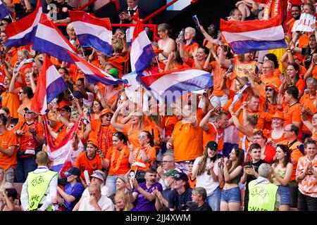 SHEFFIELD, GROSSBRITANNIEN - 17. JULI: Fans und Unterstützer der Niederlande während des Spiels der Gruppe C - UEFA Women's EURO 2022 zwischen der Schweiz und den Niederlanden in der Bramall Lane am 17. Juli 2022 in Sheffield, Großbritannien (Foto: Joris Verwijst/Orange Picles) Stockfoto