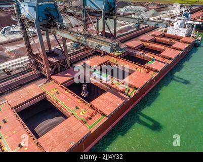 Bulk Carrier Schiff Entladen von Fracht per Kran im Hafen Stockfoto