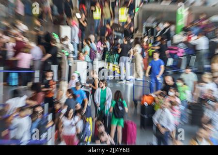 Frankfurt, Deutschland. 23.. Juli 2022. 23. Juli 2022, Hessen, Frankfurt/Main: Unzählige Reisende warten beim Check-in im Terminal 1 des Frankfurter Flughafens in dicht gedrängter Menge (Foto mit Zoom-Effekt). Nach dem Start der Sommerferien in Hessen, Rheinland-Pfalz und dem Saarland kam es zu einem starken Ansturm von Passagieren. Am Wochenende werden bis zu 200.000 Passagiere pro Tag am größten deutschen Flughafen erwartet. Foto: Frank Rumpenhorst/dpa Quelle: dpa picture Alliance/Alamy Live News Stockfoto