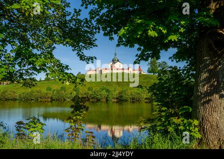 Die Pilgerkirche des Hl. Johannes von Nepomuk auf dem Grünen Berg Zelena Hora in der Nähe von Zdar nad Sazavou, Tschechische Republik, Weltkulturerbe der UNESCO. Stockfoto