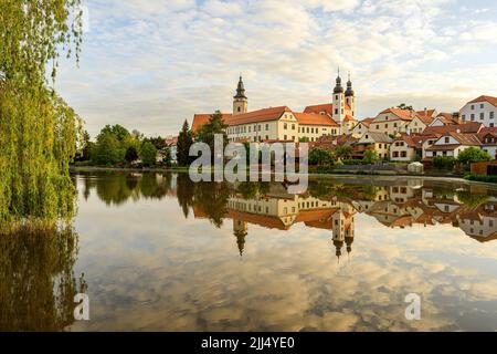 Telc mit historischen Gebäuden, Kirche und einem Turm. Gebäude in Wasserspiegelung. UNESCO-Weltkulturerbe, Tschechische republik. Stockfoto