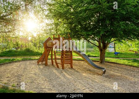 Erholungsgebiet für Kinder auf dem Holzspielplatz im öffentlichen Park in Telc, tschechische Republik Stockfoto