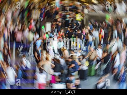 Frankfurt, Deutschland. 23.. Juli 2022. 23. Juli 2022, Hessen, Frankfurt/Main: Reisende warten auf den Check-in im Terminal 1 des Frankfurter Flughafens (Dreheffekt). Nach dem Start der Sommerferien in Hessen, Rheinland-Pfalz und dem Saarland kam es zu einem starken Ansturm von Passagieren. Am Wochenende werden bis zu 200.000 Passagiere pro Tag am größten deutschen Flughafen erwartet. Foto: Frank Rumpenhorst/dpa Quelle: dpa picture Alliance/Alamy Live News Stockfoto