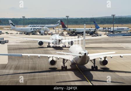 Frankfurt, Deutschland. 23.. Juli 2022. 23. Juli 2022, Hessen, Frankfurt/Main: Flugzeugtaxi zur Startbahn am Frankfurter Flughafen. Nach dem Start der Sommerferien in Hessen, Rheinland-Pfalz und dem Saarland kam es zu einem starken Ansturm von Passagieren. Am Wochenende werden bis zu 200.000 Passagiere pro Tag am größten deutschen Flughafen erwartet. Foto: Frank Rumpenhorst/dpa Quelle: dpa picture Alliance/Alamy Live News Stockfoto