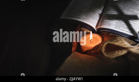 Heilige Kommunion symbolisiert das heilige Blut und Fleisch Jesu Christi Letztes Abendmahl Wein und Brot, das Kreuz des Leidens, Kerzen und die Bibel Stockfoto