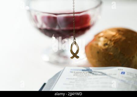 Die Eucharistie, die das heilige Blut und Fleisch Jesu Christi symbolisiert, das letzte Abendmahl, Wein und Brot und der fischförmige Ichtus, der die Christen symbolisiert Stockfoto