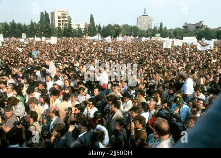 Bukarest, Rumänien, Mai 1990. Menschenmenge, die an einer politischen Kundgebung teilnahm, die von der National Salvation Front (F.S.N.) vor den ersten demokratischen Wahlen nach dem Fall des Kommunismus organisiert wurde. Stockfoto