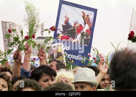 Bukarest, Rumänien, Mai 1990. Menschenmenge, die an einer politischen Kundgebung teilnahm, die von der National Salvation Front (F.S.N.) vor den ersten demokratischen Wahlen nach dem Fall des Kommunismus organisiert wurde. Stockfoto