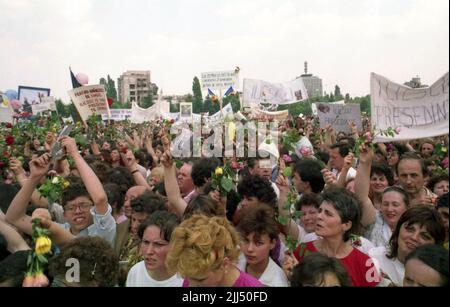 Bukarest, Rumänien, Mai 1990. Menschenmenge, die an einer politischen Kundgebung teilnahm, die von der National Salvation Front (F.S.N.) vor den ersten demokratischen Wahlen nach dem Fall des Kommunismus organisiert wurde. Stockfoto