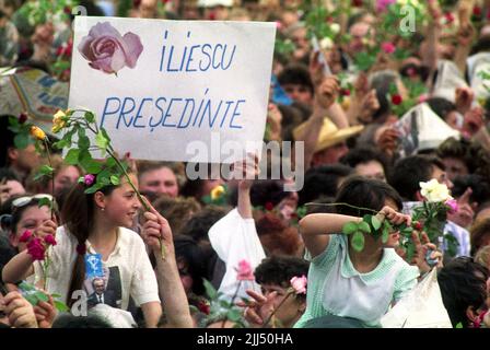 Bukarest, Rumänien, Mai 1990. Menschenmenge, die an einer politischen Kundgebung teilnahm, die von der National Salvation Front (F.S.N.) vor den ersten demokratischen Wahlen nach dem Fall des Kommunismus organisiert wurde. Stockfoto