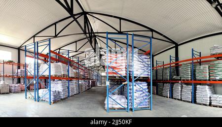 Große Lagerhäuser mit Säcken von Tierfutter. Tierarztproduktion. Tierfutter auf Lager. Paletten mit Ladung Stockfoto