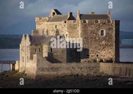 Blackness Castle, Blackness, Schottland. Malerischer Blick auf die westliche façade des Schlosses Blackness. Stockfoto