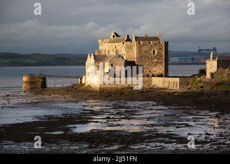 Blackness Castle, Blackness, Schottland. Malerischer Blick auf die westliche façade des Schlosses Blackness. Stockfoto