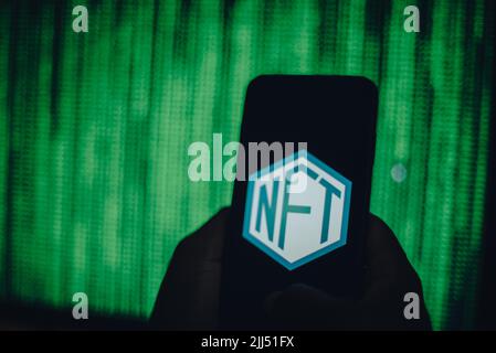 Hand, die ein Mobiltelefon hält und ein NFT anzeigt Stockfoto