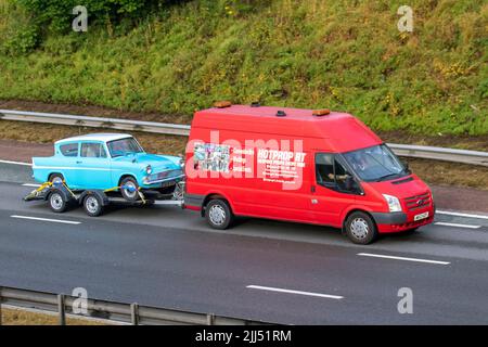 1960 60s Sixties Blue Ford Anglia; Reisen auf der Autobahn M6, Großbritannien Stockfoto