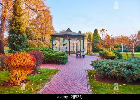 Die schönen Herbstpflanzen in verschiedenen Farben in Zierpark mit Blick auf kleine Pavillon, Mezhyhirya, Ukraine Stockfoto