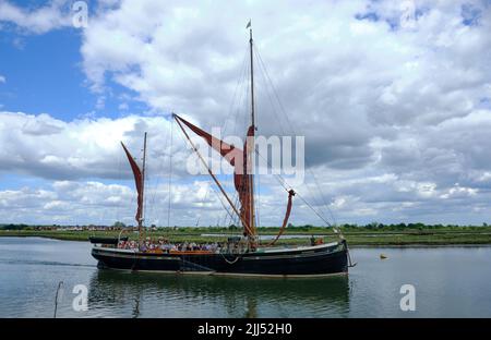 Thames Barge mit Passagieren, die Hythe Quay Maldon Essex verlassen Stockfoto