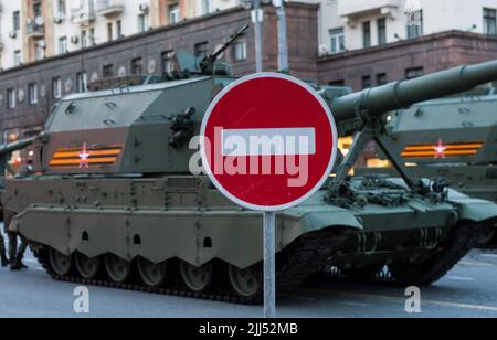 30. April 2021 Moskau, Russland. Russische 152-mm-Artillerie-Komplex 2S35 Koalitsiya-SV und Straßenschild keinen Verkehr auf der Tverskaya-Straße in Moskau. Stockfoto