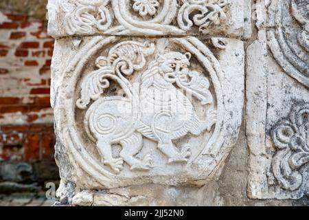 Jurjew-Polsky, Russland - 10. August 2021: Weiße Steinschnitzerei an den Wänden der St. George's Cathedral. Jurjewski Kreml (Erzengel-Michailowski Jurjews Stockfoto