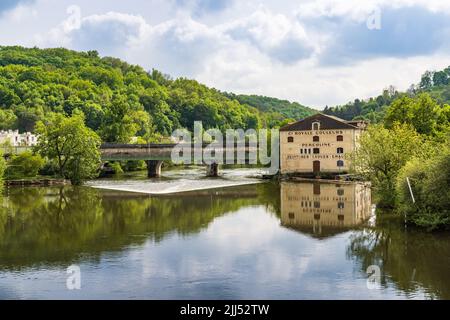 Perigueux, Frankreich - 29. April 2022: Stadtbild von Perigueux mit Brücke und Fluss Vezere in der Region Dordogne im Südwesten Frankreichs Stockfoto