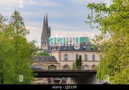 Stadtbild mit dem Fluss Eure in Chartres Eure-et-Loire in Frankreich Stockfoto